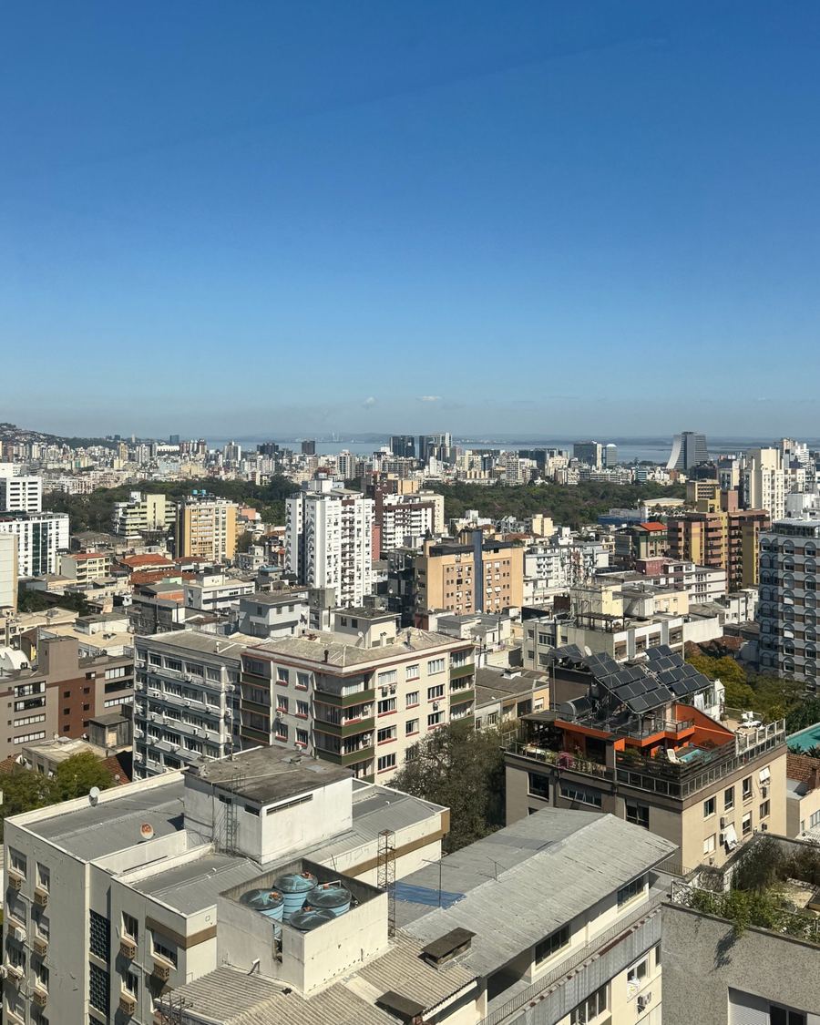 Vista da Sala 1209 do Dr. Wall sobre o Moinhos de Vento e o Parcão, em Porto Alegre